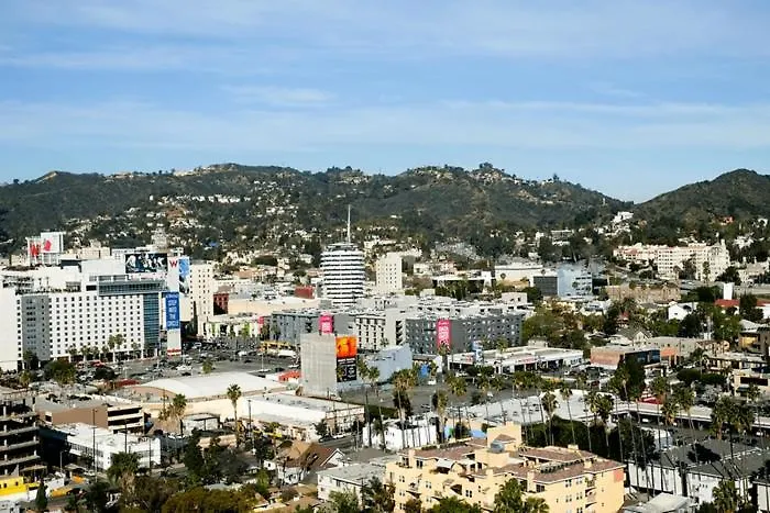 1 Bed Penthouse With A Hollywood Sign View & Pool
