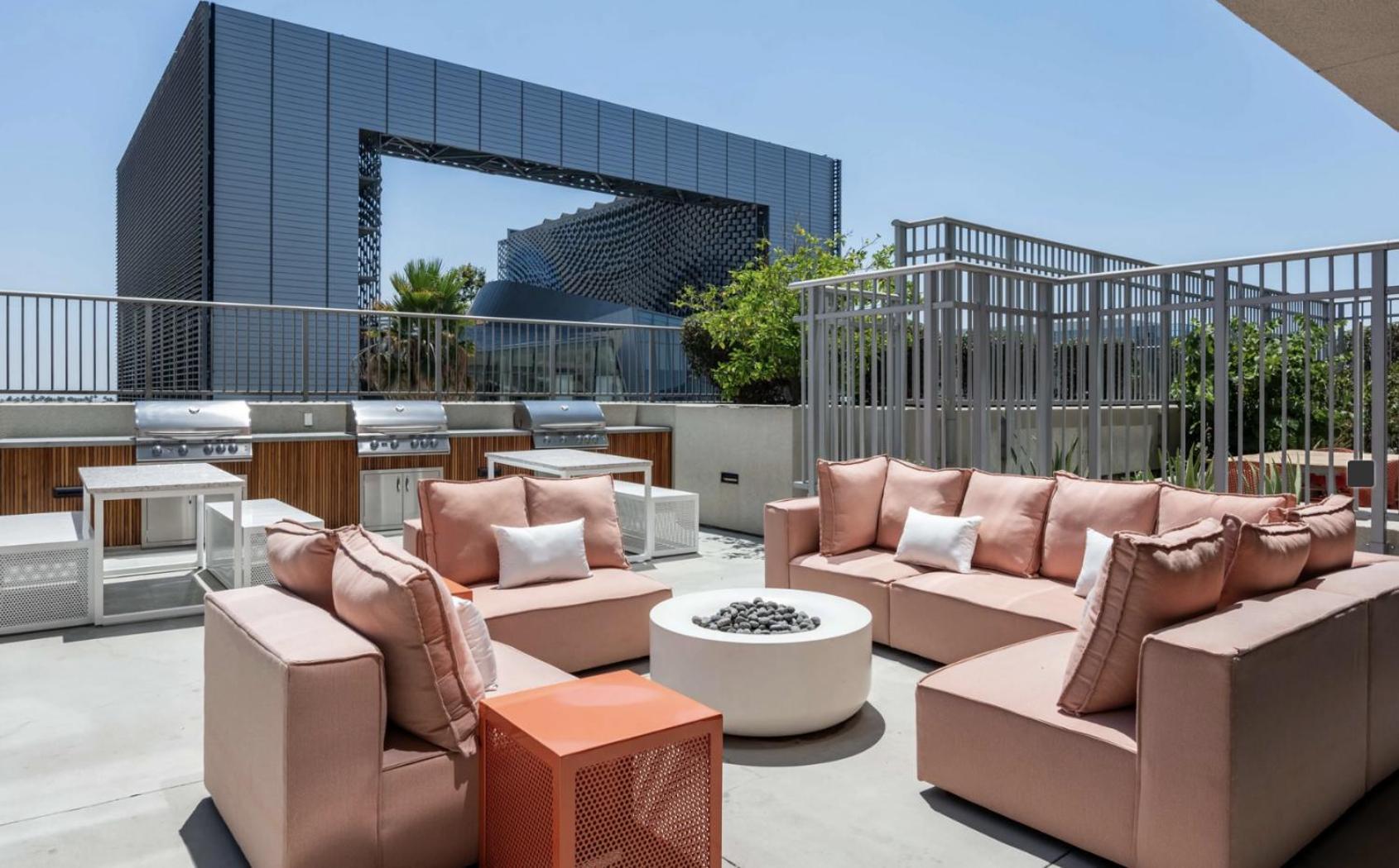 1 Bed Penthouse With A Hollywood Sign View & Pool