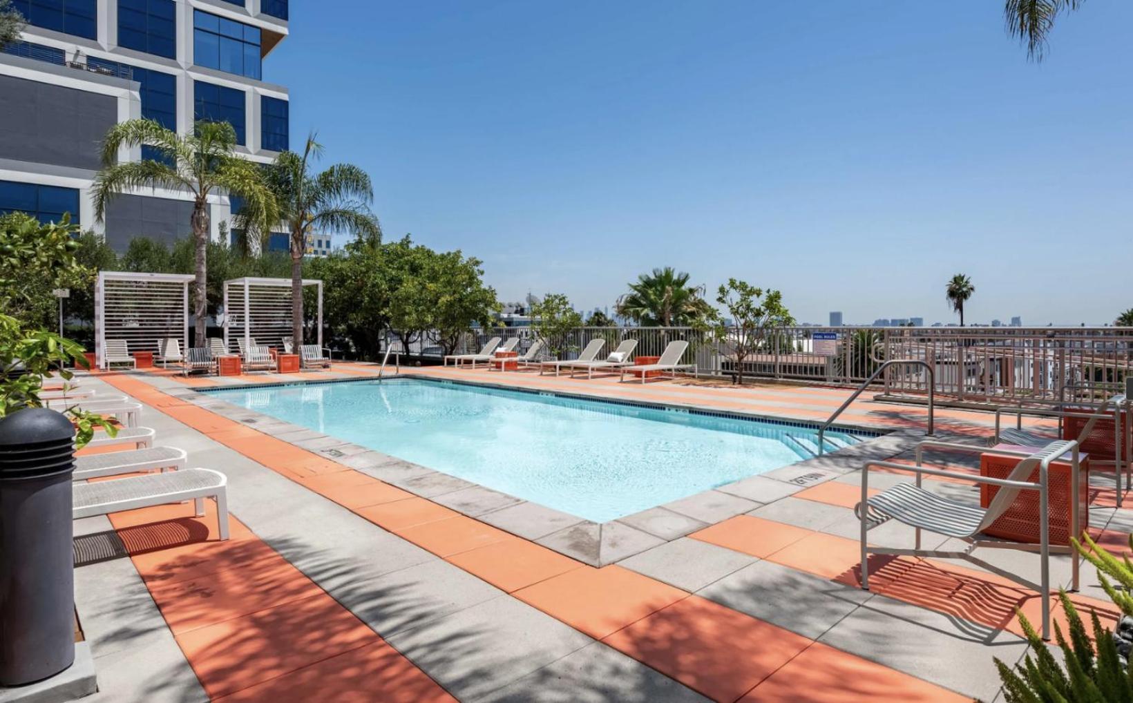 Apartment 1 Bed Penthouse With A Hollywood Sign View & Pool *