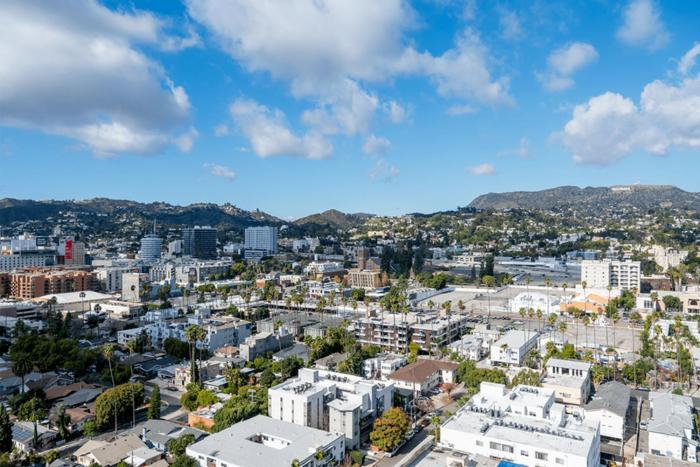 1 Bed Penthouse With A Hollywood Sign View & Pool *